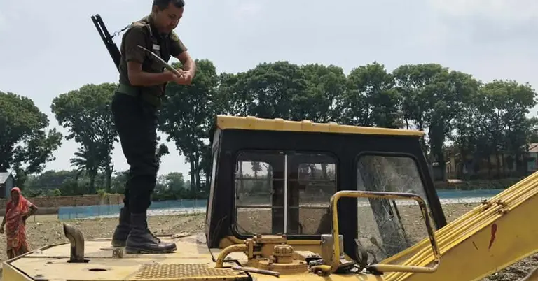 এস্কেভেটর অকার্যকর করা হচ্ছে